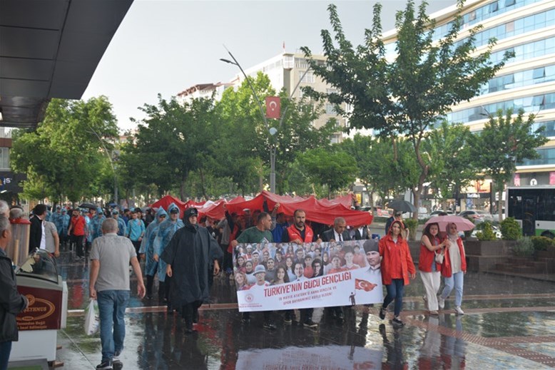 GENÇLİK HAFTASI GENÇLİK YÜRÜYÜŞLE BAŞLADI…
