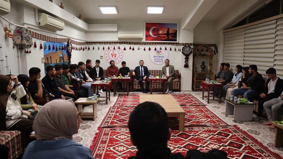 İLKER ASTARCI, GENÇLERLE HAS ODADA BULUŞTU