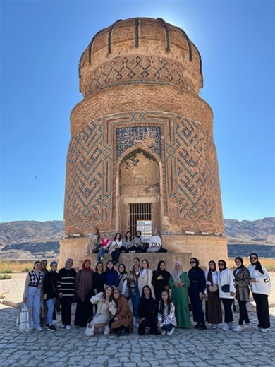 ÜNİVERSİTE ÖĞRENCİLERİ HASANKEYF’E HAYRAN KALDI