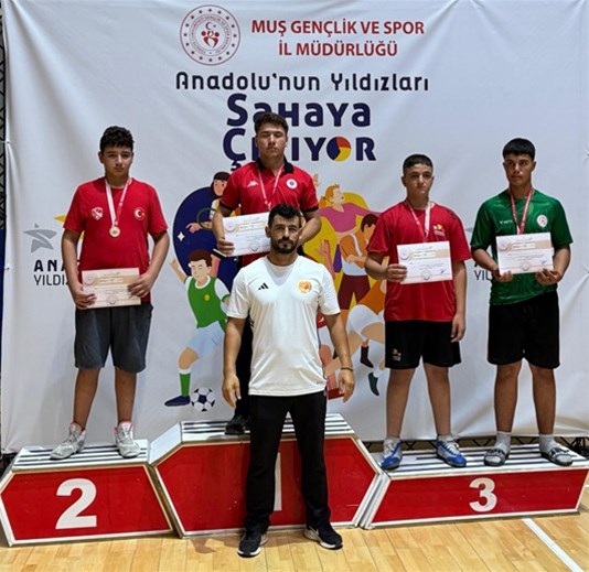 GÜREŞÇİLERİMİZ MİNDERİ RAKİPLERİNE DAR ETTİ