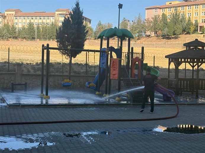 YURT BAHÇESİNE İTFAİYE ELİ DEĞDİ