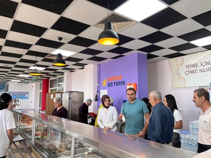 KIZ YURTLARINDA ÖĞRENCİLERLE YEMEK TADIMI VE SOHBET