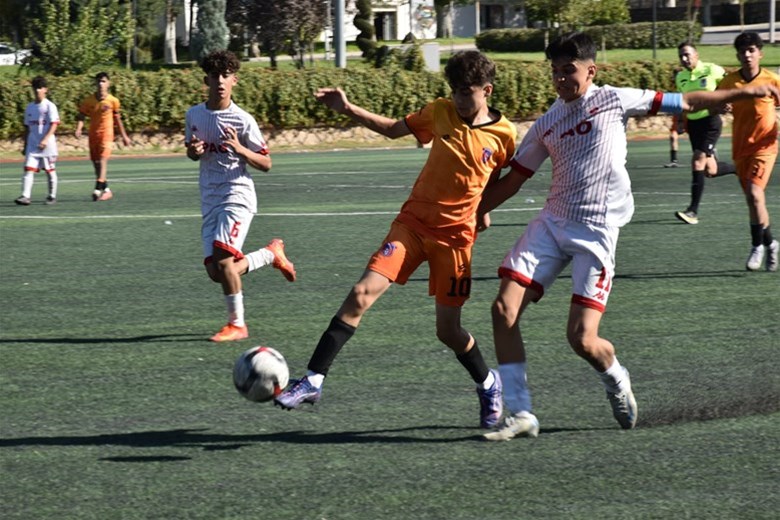GELİŞİM LİGLERİNDE 300 FUTBOLCU SAHADA