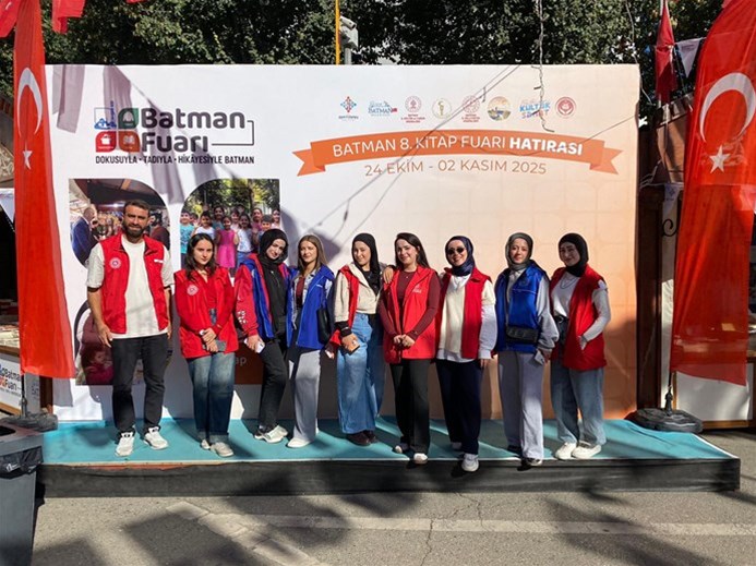 GÖNÜLLÜ GENÇLER KİTAP FUARINI GEZDİ