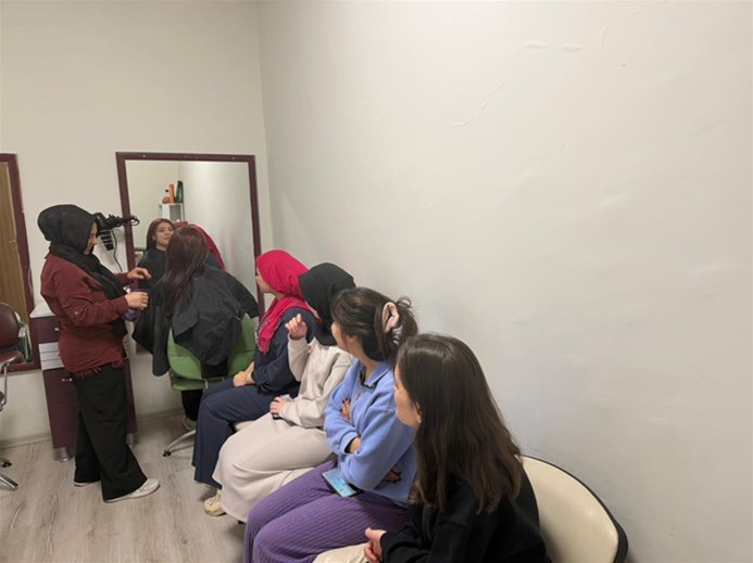 KUAFÖRLÜK MESLEĞİNİ ÖĞRENİYORLAR