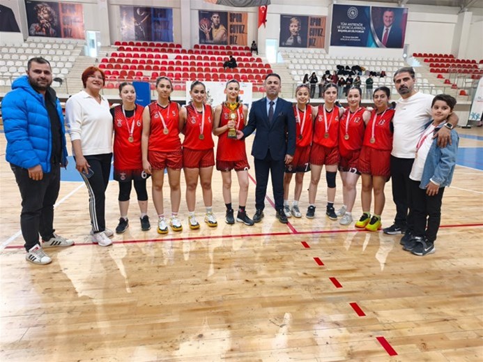 SAADET UÇAR ANADOLU LİSESİ KIZ BASKETBOL TAKIMI İL ŞAMPİYONU