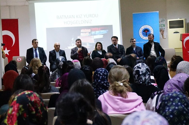 REKTÖR DEMİR, KIZ YURDUNDA ÖĞRENCİLERLE BULUŞTU