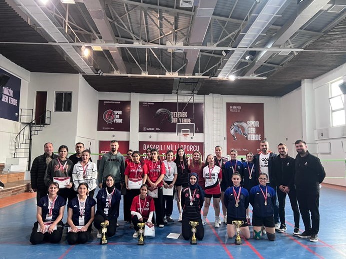 YAHYA KEMAL BADMİNTON KIZ TAKIMI İL ŞAMPİYONU OLDU