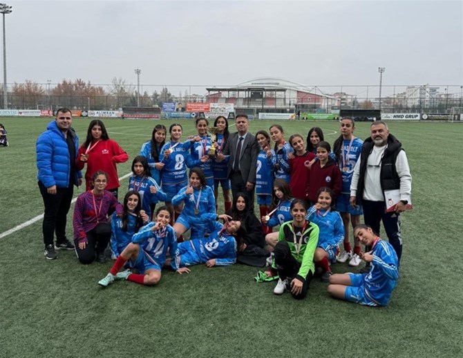 TOKİ KAZIM KARABEKİR ORTAOKULU YILDIZ KIZLAR FUTBOLDA ZİRVEDE