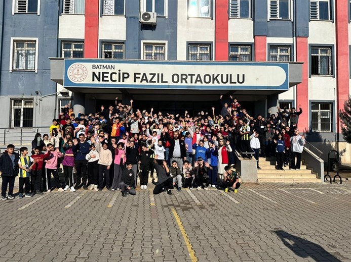 GENÇLERDEN MİNİK YÜREKLERE ALTIN DOKUNUŞ