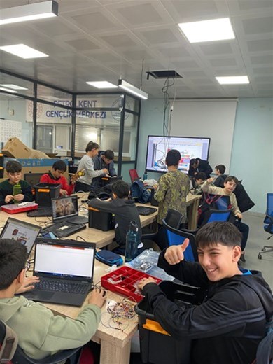 DENEYAP ATÖLYESİNDE GELECEĞİN MUCİTLERİ YETİŞİYOR