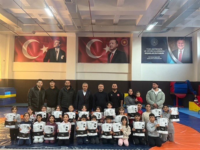 JUDO SPORCULARINA ELBİSE DESTEĞİ