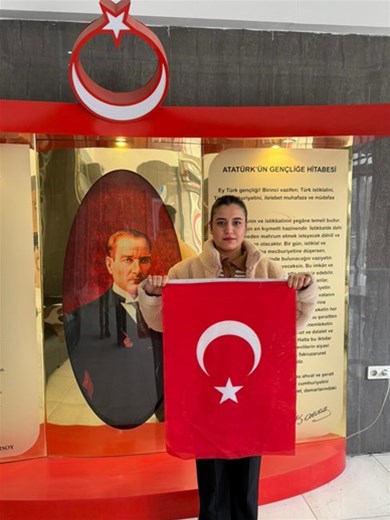 ÖĞRENCİLERDEN BAYRAK SEVGİSİ