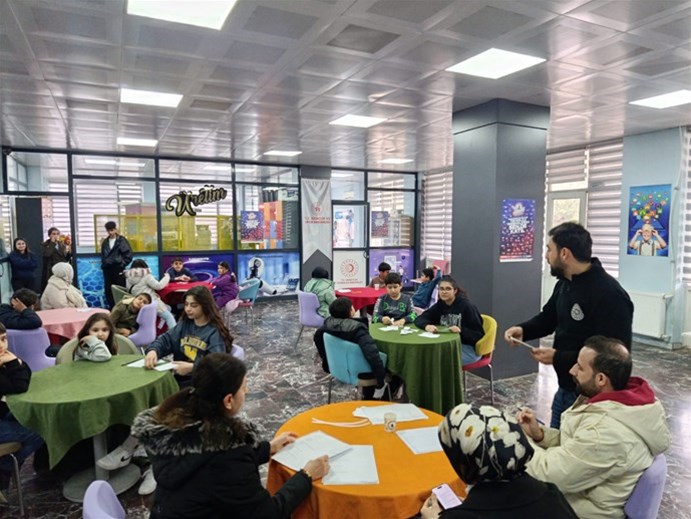 GENÇLER GÖNLÜNCE EĞLENİYOR