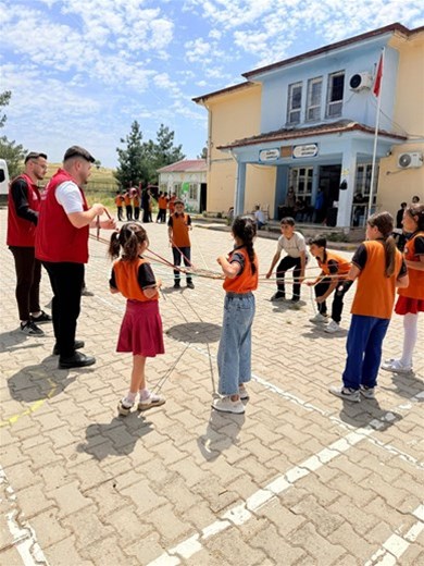 GENÇLİK MERKEZLERİ KÖY OKULLARINA ULAŞIYOR