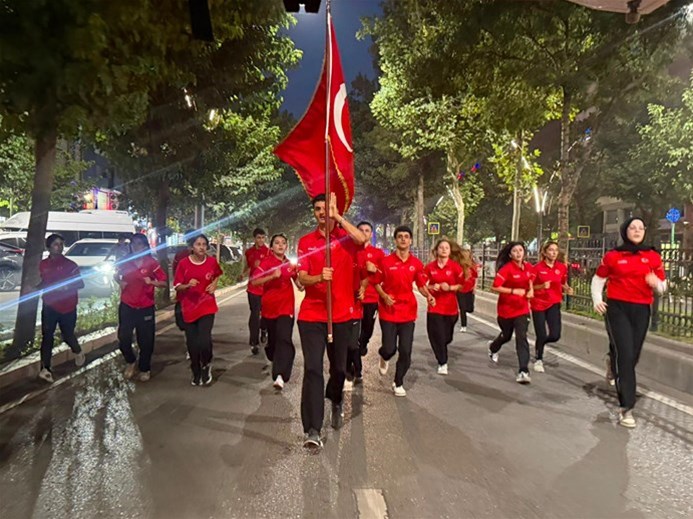 GENÇLİK 5 KİLOMETRE KOŞTU, ŞANLI BAYRAĞI VALİ CANALP’A TESLİM ETTİ