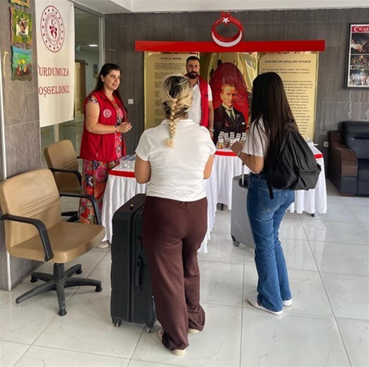 YENİ ÖĞRENCİLERE SICAK KARŞILAMA
